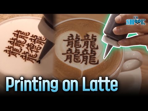 Ein Barista, der chinesische Schriftzeichen auf Latte schreibt☕