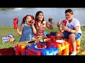 Maria Clara E JP Fazem Um Piquenique Em Família No Quintal