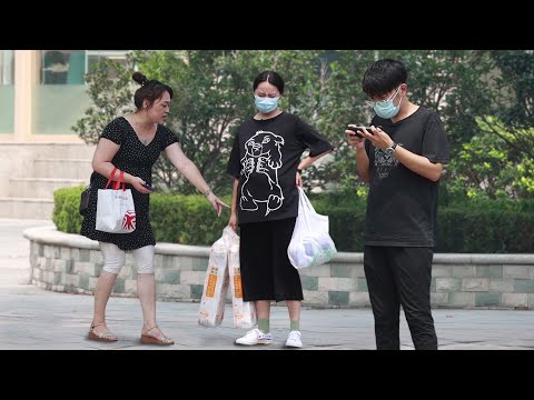 當丈夫讓懷孕的妻子拎重物自己卻在打遊戲，路人瞬間怒了