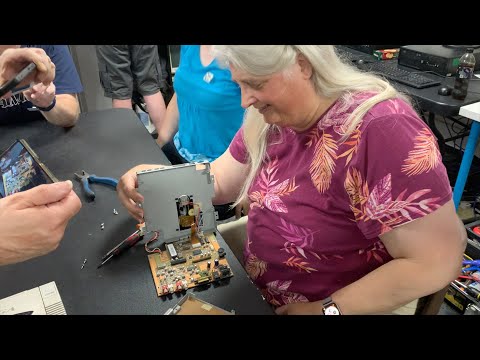 Beth Richard and the Amiga CD1200 tear down.......it's only been 28 years since she last saw one!