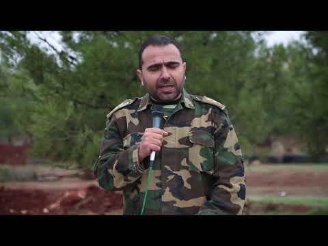 النقيب عبدالسلام عبدالرزاق يلقي قصيدة ثورية أثناء تخريج دورة عسكرية في أحد معسكرات الجيش الحر