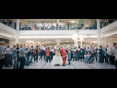 Flash Mob - Sing "Feliz Navidad" Christmas song at shopping mall (HD) 🎵💃🏽