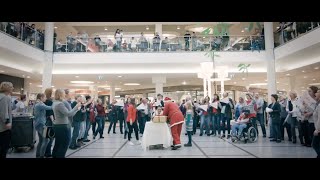 Flash Mob - Sing &quot;Feliz Navidad&quot; Christmas song at shopping mall (HD) 🎵💃🏽