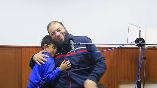 الناس دي حنينة أوي يا جماعة ! | لقطة أبوية رائعة مؤثرة جدًا | بين د . حازم شومان و أحد الأطفال image