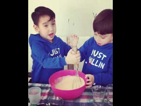 İKİZ KARDEŞLERİN KEK YAPMA HEYECANI! - ÇOCUKLARLA EVDE OKUL ÖNCESİ ETKİNLİK