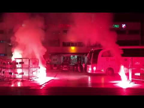 Karşıyakalı voleybolcuları Bolu'ya taraftarlar uğurladı...