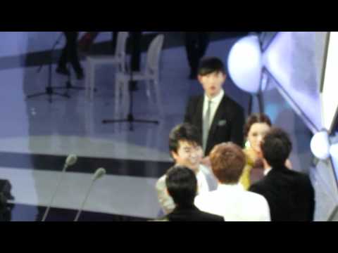 Super junior and doojoon are huggers Beast's win during the MAMA Mnet 29.11.2011