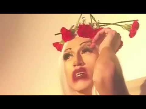 Η ντραγκ-κουήν Chraja [Χράγια] στο νούμερο «Η εκδίκηση της Μαριμάρ», μαζί με τον οίκο ντραγκ House of Daglara [Οίκος Νταγκλαρά], στη διοργάνωση BEQueer [Μπι Κουήρ], Αθήνα, 2017. Η επιτέλεση αντλούσε από την τηλεοπτική ποπ κουλτούρα, εντάσσοντας την ελληνική σκηνή ντραγκ-κουήν στη διεθνή παράδοση των αυτοοργανωμένων καλλιτεχνικών «οίκων».