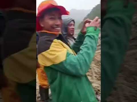 Creciente de la Quebrada la Leona vía Onzaga a San Joaquín se llevó un carro en Santander Colombia