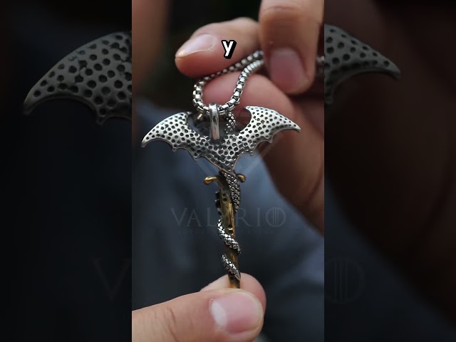 Vídeo relacionado con XJruixi Joyería Luminosa Dragon Espada Colgante Collar Cuello Encaje Glow In The Dark Anime Collar para Hombres