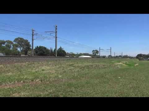 CF4403 CSR012 SCT014 on 5PM9 in hoppers crossing