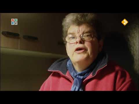 Lytse Frans aan het potstoken in de achtertuin - Man Bijt Hond