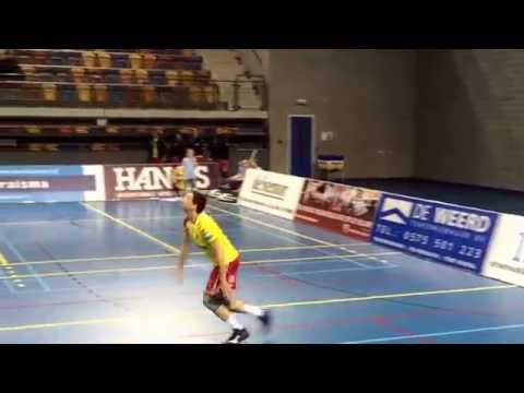 De opslag van Renzo Verschuren in de wedstrijd Draisma Dynamo -  Prins/VCV HS 3-0