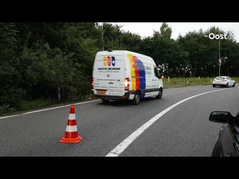 Motorrijders onderuit door olie op wegdek van afslag A1 Hengelo-Noord
