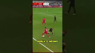 Ele não é Yamal. Não é Vini Jr. Mas está humilhando geral no drible