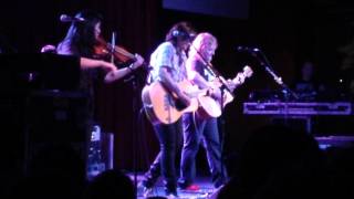 Indigo Girls with Lyris Hung "Leaving"