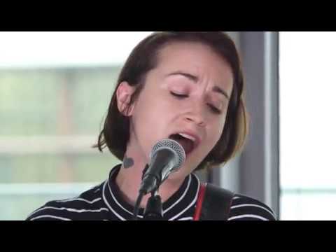 Holly Miranda mit "To Be Loved" im STANDARD Player