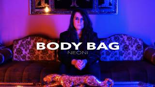 Musik-Video-Miniaturansicht zu Body Bag Songtext von Neoni