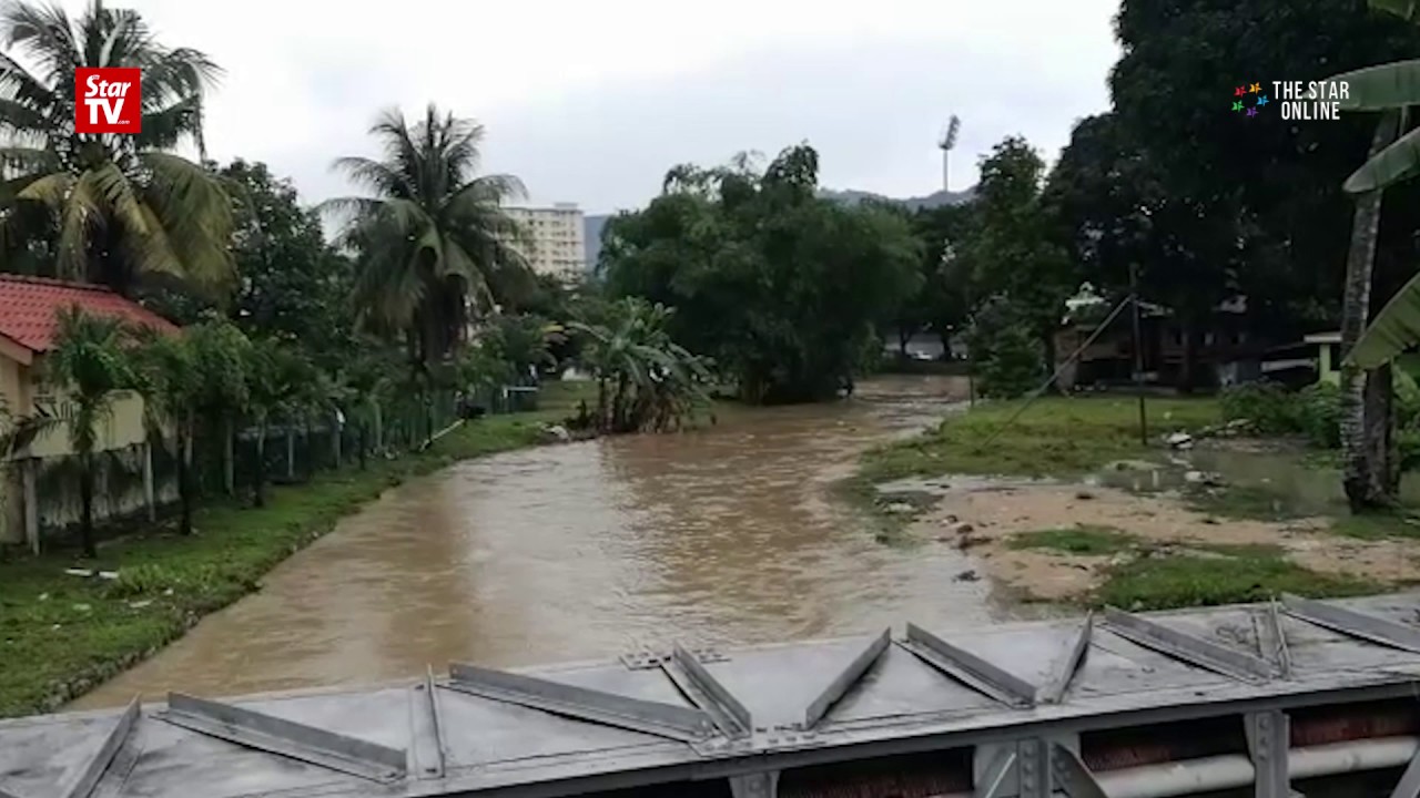 Downpour triggers flash floods in Penang