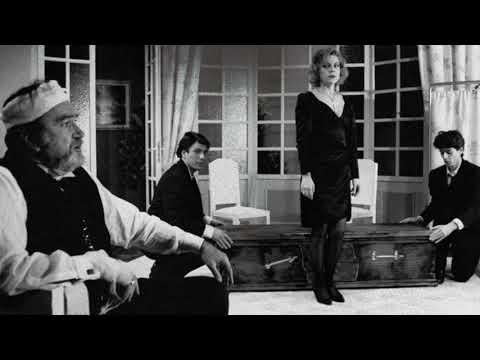 Σκηνική μουσική της [[#Ελένης Καραΐνδρου [Eleni Karaindrou]#]] για τη μαύρη κωμωδία Loot [Η λεηλασία] του Joe Orton [Τζο Όρτον], σε σκηνοθεσία Αντώνη Αντύπα. Απλό Θέατρο, Καλλιθέα, 1989. Το συνοικιακό θέατρο που ίδρυσαν ο [[#Αντώνης Αντύπας#]] και ο [[#Χρίστος Πολίτης#]] λειτούργησε ως φυτώριο νέου δραματολογίου και πρωτότυπης μουσικής για το θέατρο. Ηχογράφηση από τον δίσκο Music for the Theatre [Μουσική για το θέατρο] (Μικρή Άρκτος, 2010).