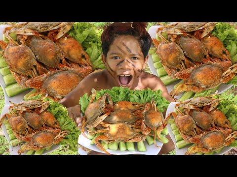 The Jungle: Cook Boiling Sea Crab Eat With Chili Source Very Good Food | Natural Seafood Very Yummy.