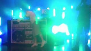 Malk De Koijn live i Vega 20/4 2012: Musclebundt