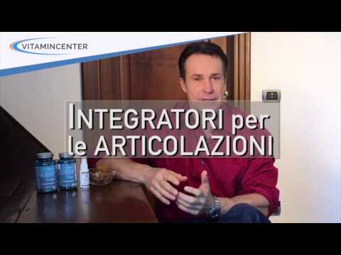 Dolore al collo dolorante dà con la mano sinistra Esercizi di osteocondrosi dei sintomi colonna vertebrale toracica
