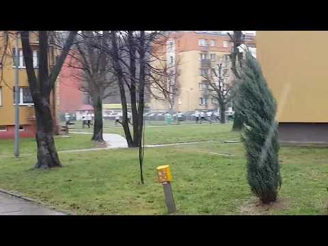 Kibice Glinika Gorlice uciekają przed kibicami Beskidu Andrychów i Czuwaju Przemyśl (Sylwester 2018)