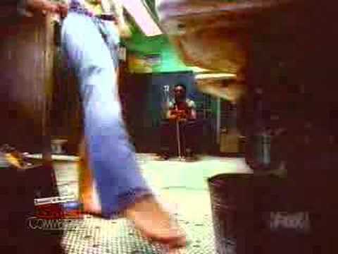嬌娃男廁換衫 遇著盲漢