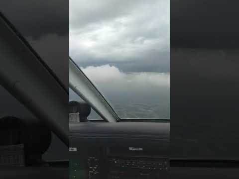 momento em que o avião passa por uma fina camada de nuvem ☁️