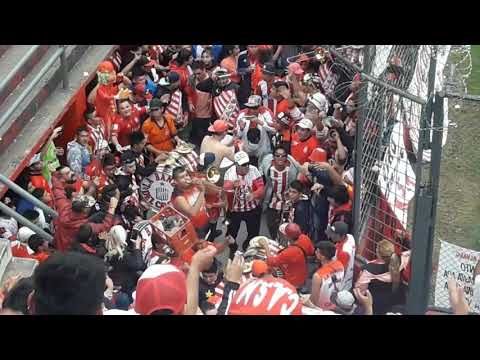"Entrada de la Banda Del Camion frente a Aldosivi" Barra: La Banda del Camion &bull; Club: San Martín de Tucumán