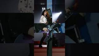 Download lagu Personil Band Pemain Gitar Wanita Tashea Nicole Delaney mp3