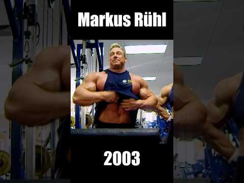 Markus Rühl zeigt seine Bauchmuskeln mit 138 Kilogramm