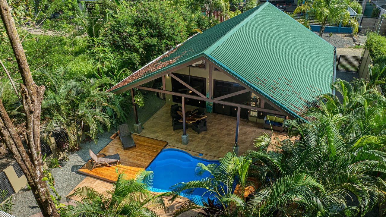 Fotograma de video: Casa vacacional rústica con piscina