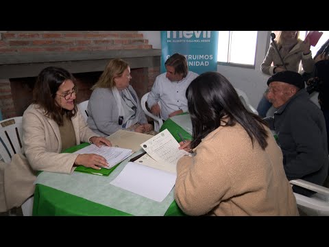 Imágenes de acto de escritura de viviendas de Mevir en San José