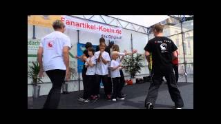 preview picture of video 'Wing Tzun Kampfkunstschule Dellbrück  Strassenfest Holweide 2014  Bühne  Teil 1/5  Kindertraining'