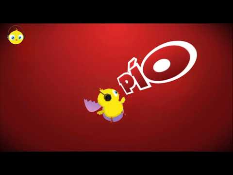 el pollito pio le da una patada al tractor