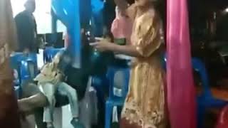 Download lagu Nenek Nenek Ngamuk Terbakar Cemburu mp3