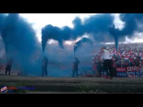 "Nacional vs 1913 - Recibimiento desde el talud" Barra: La Banda del Parque &bull; Club: Nacional