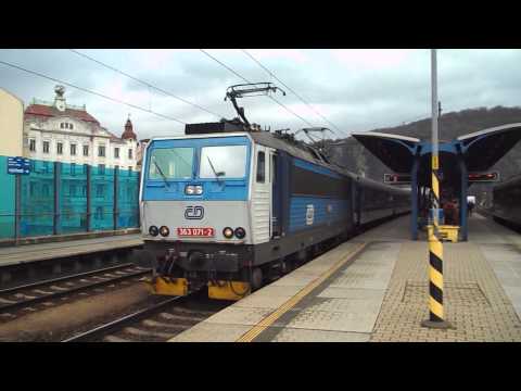 Připojování loko. ČD 363.071 a odjezd vlaku R 612 Bílina - Ústí nad Labem hl.n., 11. 4. 2013