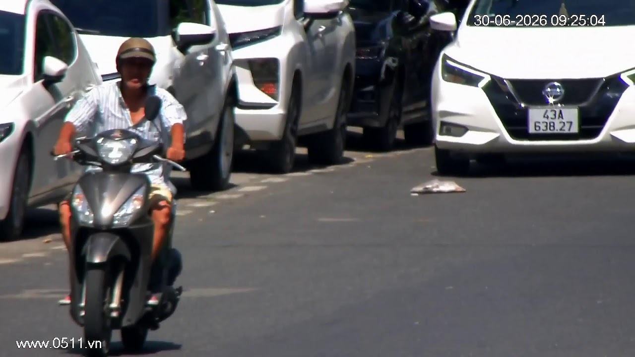 Live webcam view of Camara del cruce de Phuong Tran
