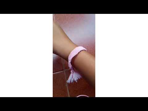 Tugas prakarya "Cara menganyam gelang"