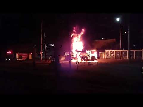 Ônibus é incendiado no Jd Pinheirinho, divisa de Embu com Itapecerica