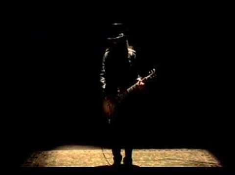 Slash 'testing' his Gibson Les Paul signature model