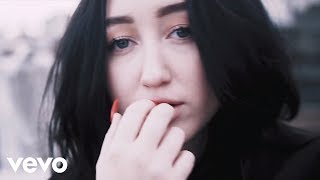 Kadr z teledysku Again tekst piosenki Noah Cyrus ft. Xxxtentacion