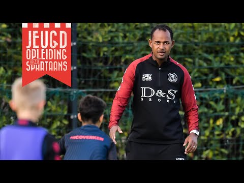 Jeugdtrainer Dominique de Bodt al meer dan tien jaar in het vak: 'Het blijft elke dag uitdagend'