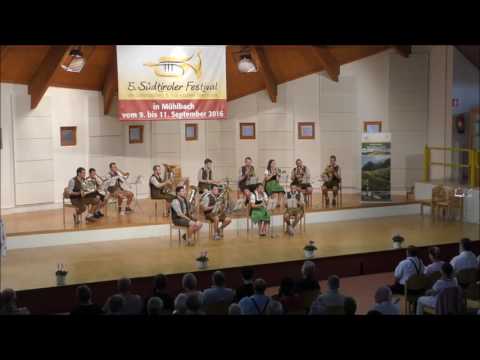 Die Blaskapelle Junger Schwung spielt die "Dachdecker - Polka"  ....