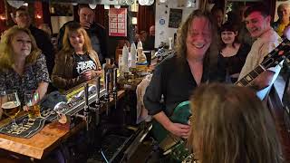 Download lagu Innes Sibun behind the bar at the Southgate 2024-Feb-16 mp3