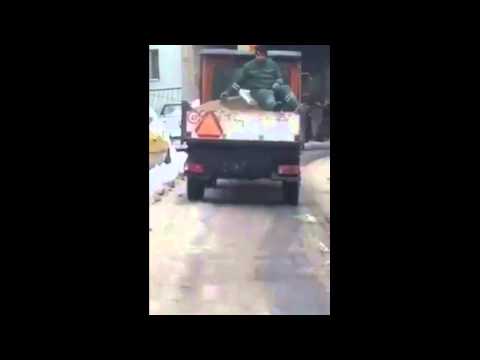 Вижте как хвърлят пясък по заледените улици в Румъния