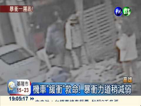 轎車暴衝服飾店 情侶撞飛腿受傷